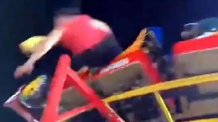 Izletela iz rolerkostera i tresnula o beton! Jeziv snimak trenutka od kog se ledi krv u žilama (VIDEO)