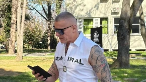 "Sa troje dece si došla ovde da pevaš"?! Naš pevač pecnuo učesnicu takmičenja, a reakcije u studiju bile su haotične