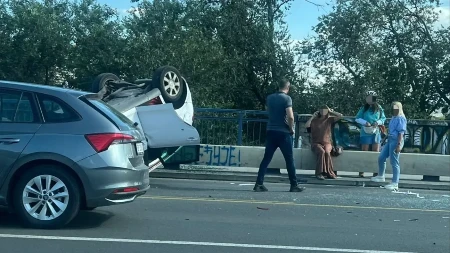 Novi detalji nesreće na Brankovom mostu: Taksi se prevrnuo na krov, povređena žena (FOTO)