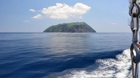 Ostrvo na vrhu vulkana - samo 170 ljudi živi u ovom japanskom raju do kog se stiže helikopterom