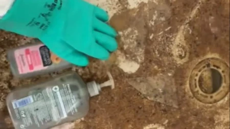Ušla je u stan i zanemela od prizora: Ono što je zatekla u kupatilu retko ko može da zamisli