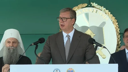 Vučić se obratio potporučnicima Vojske Srbije: "Vi ste ti koji ćete štititi ovu zemlju, zapamtite KiM su naše i po Ustavu i po pravdi Boga!"