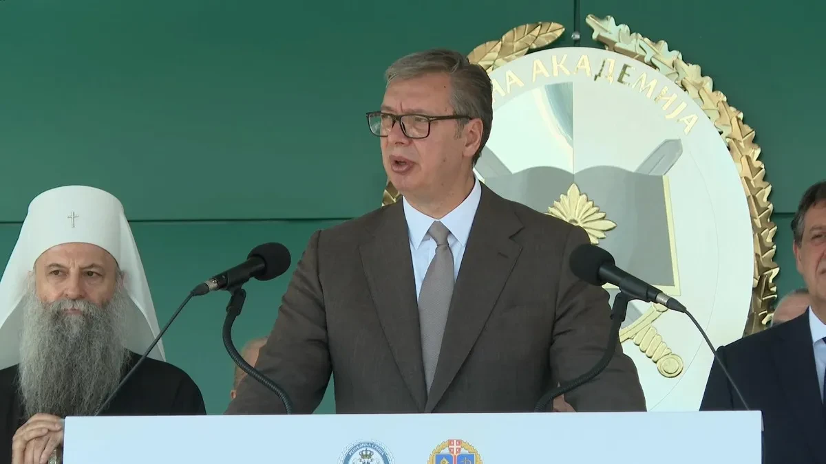 Vučić se obratio potporučnicima Vojske Srbije: "Vi ste ti koji ćete štititi ovu zemlju, zapamtite KiM su naše i po Ustavu i po pravdi Boga!"