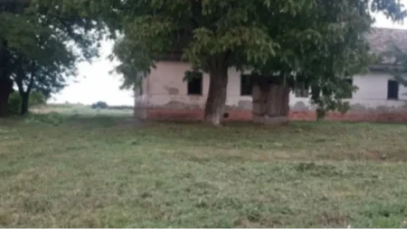 Zarađuje ogroman novac, a kuća mu je stara 180 godina! Nekretnina našeg popularnog pevača potpuno oronula (FOTO)