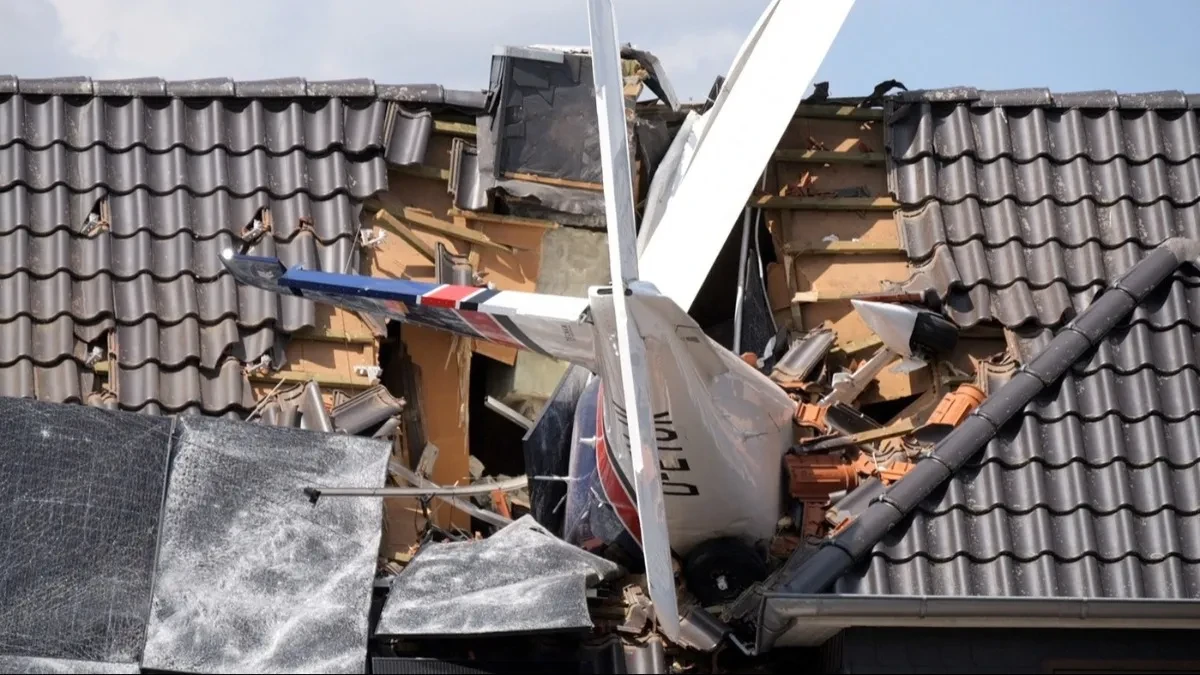 Avion uleteo pravo u porodičnu kuću! Ima mrtvih, delovi letelice rasuti posvuda (FOTO)