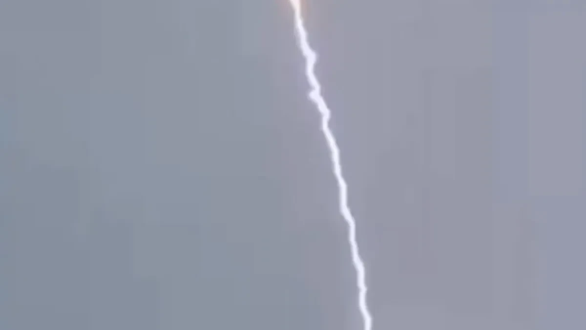 Kolike su šanse da se ovo desi? Grom pogodio raketu odmah nakon lansiranja (VIDEO)
