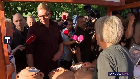 Vučić stigao u Drežnik: Reka ljudi dočekala predsednika, uz pesmu i veselje! (FOTO/VIDEO)