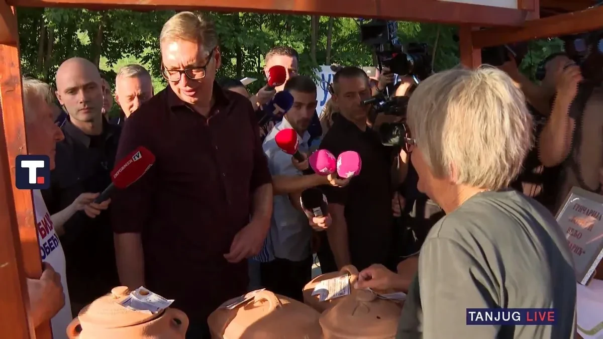 Vučić stigao u Drežnik: Reka ljudi dočekala predsednika, uz pesmu i veselje! (FOTO/VIDEO)