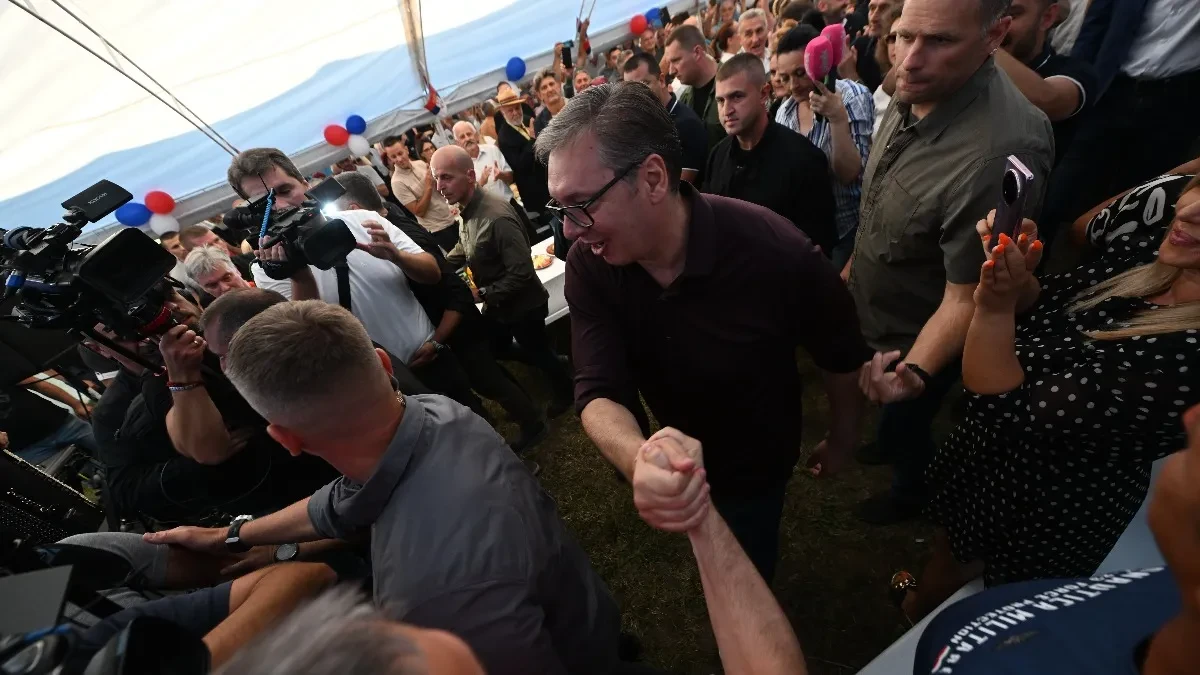 Vučić sa narodom u Drežniku! Reka ljudi dočekala predsednika: Aco, Srbine! (FOTO/VIDEO)