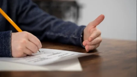 Potvrđena optužnica protiv učenika (19): Uhvaćen da prepisuje na testu pa brutalno zapretio profesoru