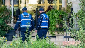 Snimljeni poslednji trenuci monstruma: Ubio bivšeg tasta i taštu, ćerku im držao kao taoca pa se ubio u kolima (VIDEO)