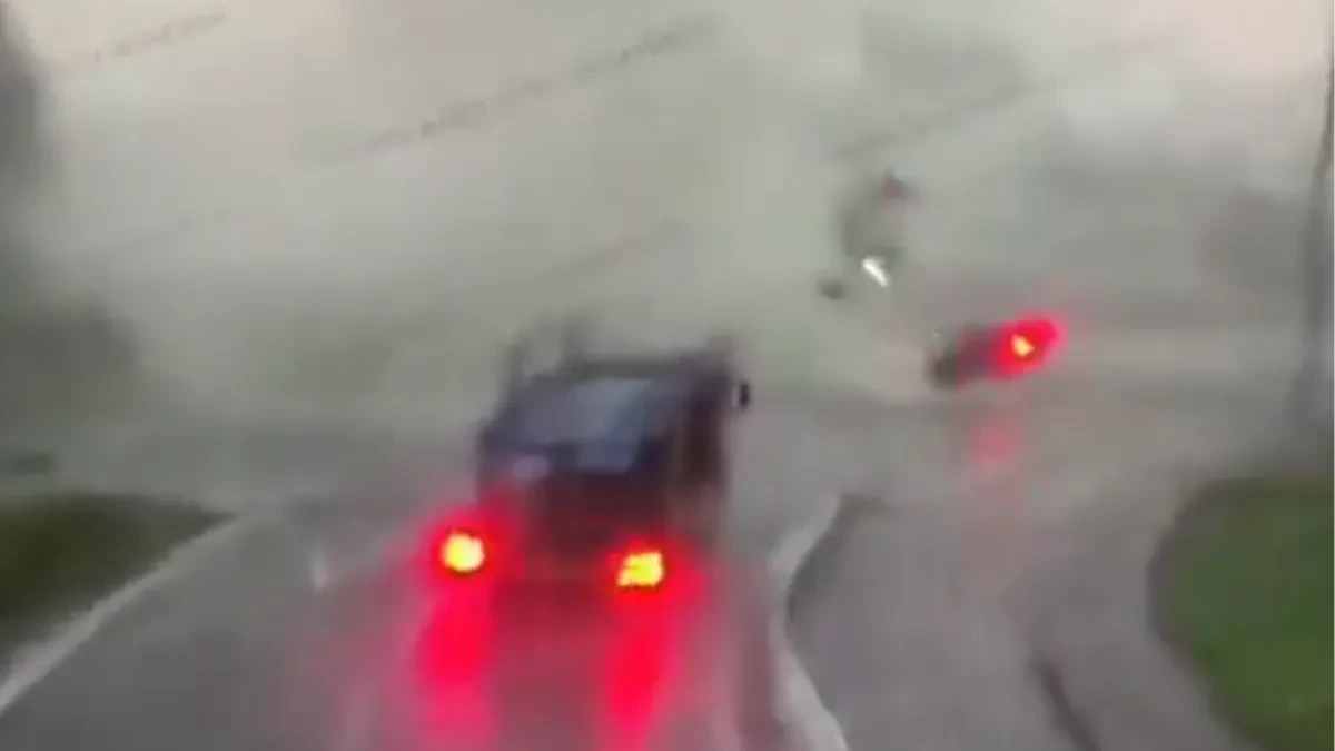 Auto leteo kao igračka! Tornado napravio haos na autoputu, vozači u šoku (VIDEO)