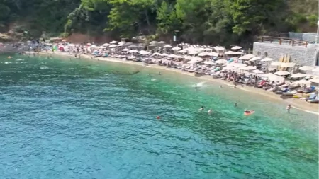 Utopio se Srbin u Budvi! Plaža Mogren zatvorena za kupanje