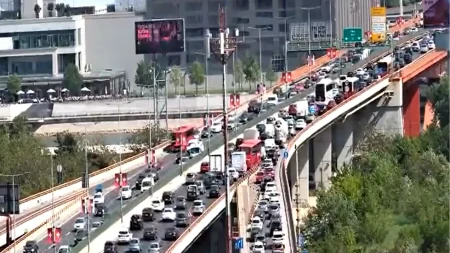  Zapalio se autobus na Gazeli: Dve trake zatvorene, vozila prolaze usporeno