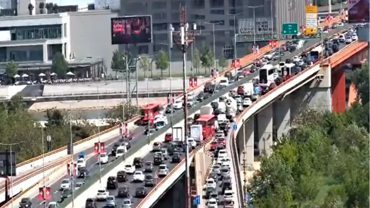  Zapalio se autobus na Gazeli: Dve trake zatvorene, vozila prolaze usporeno