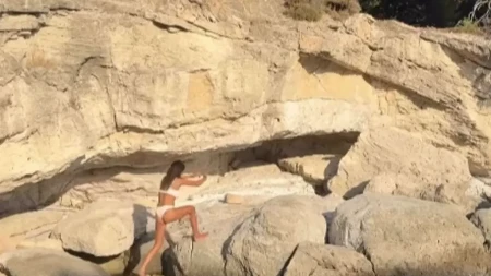 Naša glumica ima telo za medalju! Skinula se u kupaći, gazi po stenama, a ovaj kadar svi komentarišu (FOTO)