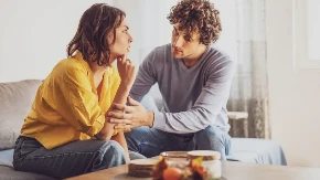 Ako ovo čujete od partnera, treba da se zabrinete: Stručnjaci otkrili šta su "žute zastavice" u vezi - ne prelazite olako preko njih