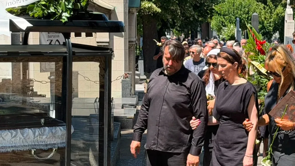 Završeno opelo Oliveri Katarini na Novom groblju, sin jedva stoji na nogama: Najtužnija scena rasplakala prisutne