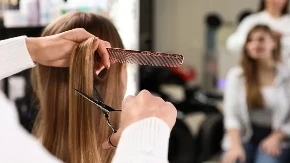 Ovoj frizuri morska vlaga ne može ništa: Pravi se bez fena i figara, a izgleda kao iz salona!