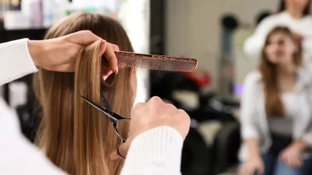 Ovoj frizuri morska vlaga ne može ništa: Pravi se bez fena i figara, a izgleda kao iz salona!