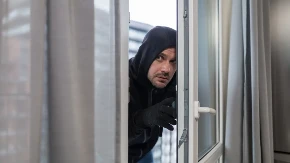 Baksuznom lopovu ispao papirić iz džepa: Na njemu je pisalo njegovo ime i broj telefona, a zaboravio je i mobilni - policajci nisu verovali šta vide