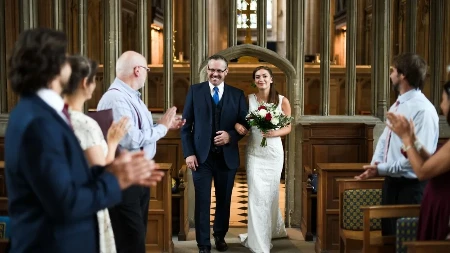 Snimak dramatičnog venčanja postao viralan: Grom udario u crkvu usred ceremonije, pa se pogasila svetla - sveštenik otkriva da li je to loš znak 
