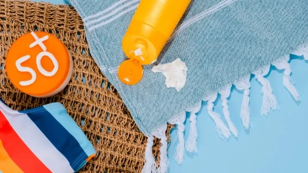 Krema za sunčanje vam je uflekala odeću? Jeftin sastojak uklanja žute mrlje bez muke