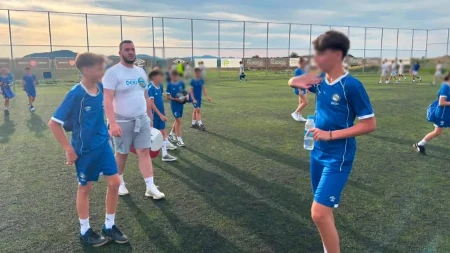 "Srcem u igri": Inkluzivni kamp koji ujedinjuje mališane kroz sport održan sedmi put za redom! FK 'Deki 5' okupio veliki broj učesnika!