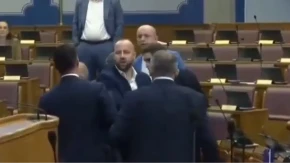 Haos u Skupštini Crne Gore! Ministar policije nasrnuo na Milana Kneževića, drama pred kamerama (VIDEO)