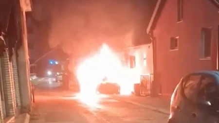 Skupoceni automobil izgoreo do temelja! Plamen zahvatio i obližnju kuću, vatrogasci sprečili veću tragediju