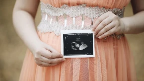 Šta je plodova voda i zašto je toliko važna za bebu? Ima čak sedam ključnih uloga u trudnoći