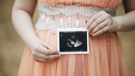 Šta je plodova voda i zašto je toliko važna za bebu? Ima čak sedam ključnih uloga u trudnoći