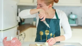 Neće vam više ni suzica krenuti: Evo kako da isečete luk bez peckanja očiju