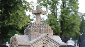 Kada se plaćaju godišnje naknade za zakup, uređenje i održavanje površine groblja