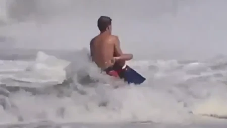 Dete spasilo dete! Talasi smrti gutali mališana, a onda je usledilo pravo čudo (VIDEO)