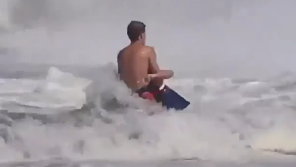 Dete spasilo dete! Talasi smrti gutali mališana, a onda je usledilo pravo čudo (VIDEO)