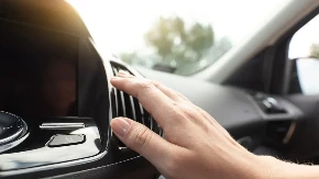 Ovo dugme na kontrolnoj tabli leti vredi zlata - auto se hladi mnogo brže, a troši manje goriva