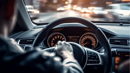 Vozite na rezervi? Mehaničari upozoravaju da ovom navikom uništavate automobil, a da toga niste ni svesni