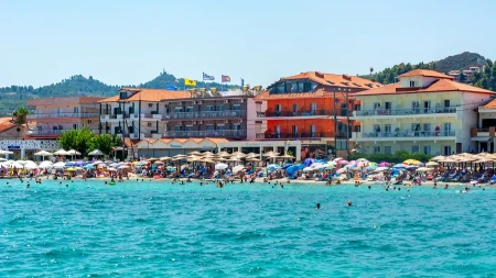 Pefkohori ili Petrovac - gde je skuplje? Zbog ležaljki od 40 evra nastala žestoka rasprava među Srbima