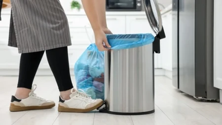 Domaćice masovno sipaju so u kantu za smeće: Kada vidite razlog, radićete isto