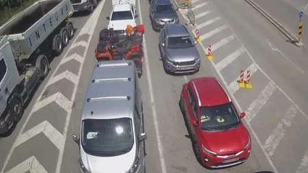 Formirale se kolone vozila na ovim granicama: Automobili ne mrdaju!