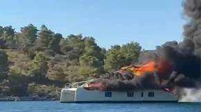 Požar bukti na sve strane! Gori brod na Hvaru, vatrogasci se bore sa vatrenom stihijom (VIDEO)