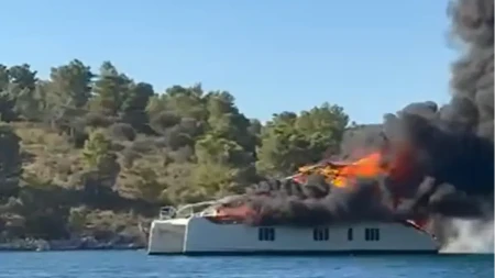 Požar bukti na sve strane! Gori brod na Hvaru, vatrogasci se bore sa vatrenom stihijom (VIDEO)