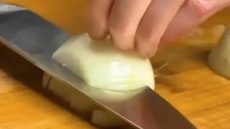 Suze su prošlost: Pogledajte kako da isečete luk bez peckanja očiju, caka koju morate probati!