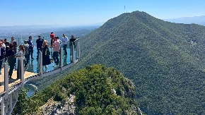Pogled za pamćenje! Alo! na novom Staklenom vidikovcu na Kablaru, spreman je za posetioce (FOTO)