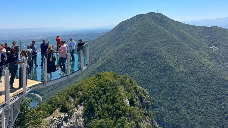 Pogled za pamćenje! Alo! na novom Staklenom vidikovcu na Kablaru, spreman je za posetioce (FOTO)