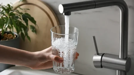 Nipošto nemojte da pijete vodu sa česme kad se vratite sa odmora dok prvo ne uradite ovo