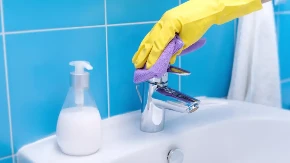 Nikad više nećete čistiti kupatilo na klasičan način: Trikovi sa aluminijumnskom folijom su spas za sve domaćice