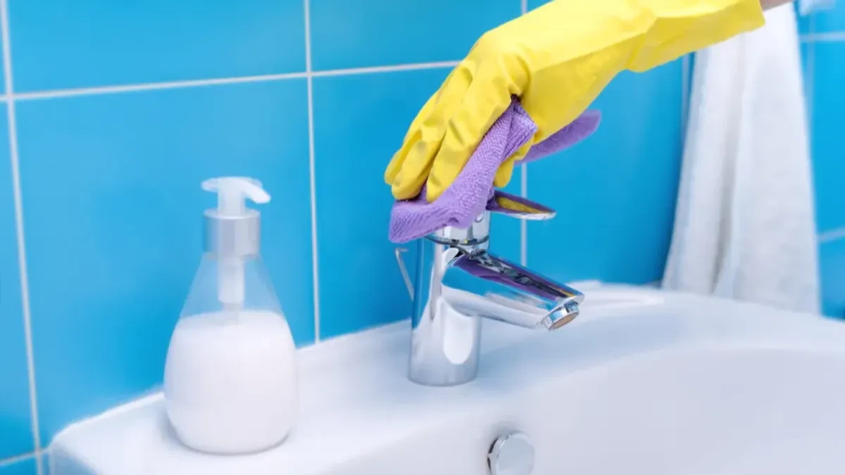Nikad više nećete čistiti kupatilo na klasičan način: Trikovi sa aluminijumnskom folijom su spas za sve domaćice