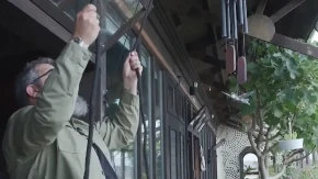 Od starih guma i limenki su napravili komfornu kuću - još bolje, unutra je idealnih 20 stepeni